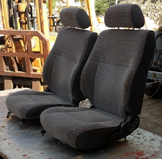 เบาะเก่านอกหลายคู่