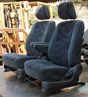 เบาะเก่านอกหลายคู่