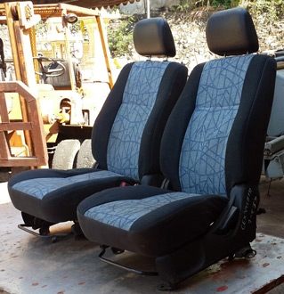 เบาะเก่านอกหลายคู่