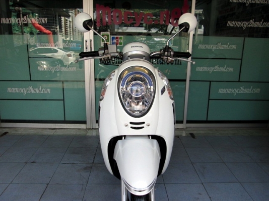 scoopy-i สีขาว รถเดือน กันยายน ปี56 ไมล์ 7 พันโล รุ่นใหม่ไมล์สีนํ้าตาลไฟหน้าโปรเจ็คเตอร์ แถม 3 รายการ 29900