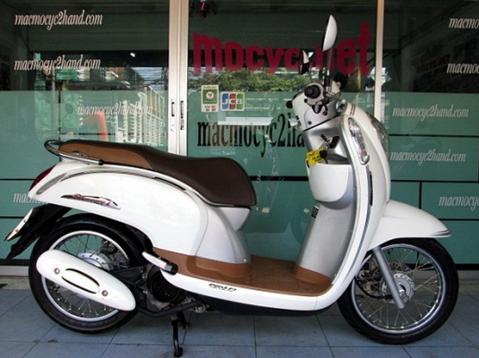 scoopy-i สีขาว รถเดือน กันยายน ปี56 ไมล์ 7 พันโล รุ่นใหม่ไมล์สีนํ้าตาลไฟหน้าโปรเจ็คเตอร์ แถม 3 รายการ 29900