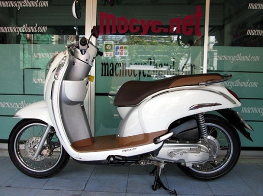 scoopy-i สีขาว รถเดือน กันยายน ปี56 ไมล์ 7 พันโล รุ่นใหม่ไมล์สีนํ้าตาลไฟหน้าโปรเจ็คเตอร์ แถม 3 รายการ 29900
