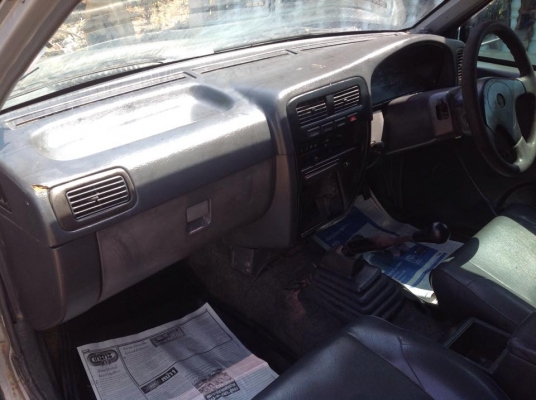 ขายนิสสันบิ๊กเอ็มปี 96 จอโค้ง เครื่อง 2500 ซีซี ฝาแดง สภาพพร้อมใช้