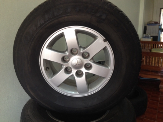 แม็ก พร้อมยาง ปาเจโร่  สภาพสวย พร้อมใช้ 265/70R16 ขายถูก