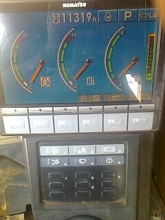 KOMATSU PC 200-8 รถบอดี้สวยมาก ใช้งาน 11,319 ชม. เครื่องแรงดีไม่มีเยิ้ม ภายในเก๋งสะอาดสวย แอร์เย็น CD ภายนอกบูมอาร์มสวย เอวแน่นดี ช่วงล่างเต็มดีประมาณ 70\% พร้อมใช้งาน เอกสารเล่มทะเบียนครบ ราคาต่อรองได้ครับ