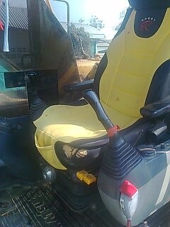 KOMATSU PC 200-8 รถบอดี้สวยมาก ใช้งาน 11,319 ชม. เครื่องแรงดีไม่มีเยิ้ม ภายในเก๋งสะอาดสวย แอร์เย็น CD ภายนอกบูมอาร์มสวย เอวแน่นดี ช่วงล่างเต็มดีประมาณ 70\% พร้อมใช้งาน เอกสารเล่มทะเบียนครบ ราคาต่อรองได้ครับ