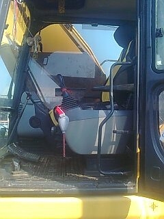 KOMATSU PC 200-8 รถบอดี้สวยมาก ใช้งาน 11,319 ชม. เครื่องแรงดีไม่มีเยิ้ม ภายในเก๋งสะอาดสวย แอร์เย็น CD ภายนอกบูมอาร์มสวย เอวแน่นดี ช่วงล่างเต็มดีประมาณ 70\% พร้อมใช้งาน เอกสารเล่มทะเบียนครบ ราคาต่อรองได้ครับ