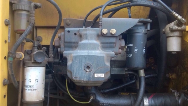 KOMATSU PC 200-8 รถบอดี้สวยมาก ใช้งาน 11,319 ชม. เครื่องแรงดีไม่มีเยิ้ม ภายในเก๋งสะอาดสวย แอร์เย็น CD ภายนอกบูมอาร์มสวย เอวแน่นดี ช่วงล่างเต็มดีประมาณ 70\% พร้อมใช้งาน เอกสารเล่มทะเบียนครบ ราคาต่อรองได้ครับ