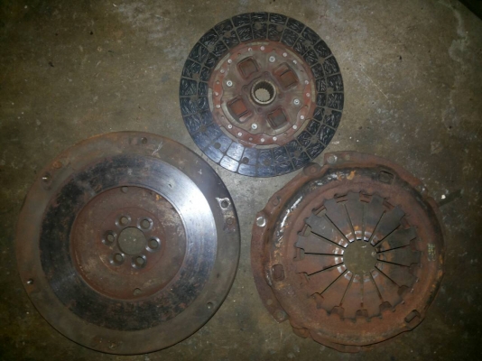 ฟลายวีล+หวีครัช+ผ้าครัช โตโยต้า4A ใส่AE100  111 112 ได้หมด ชุดละ500บาทครับ TEL0890671028อยู่ดอนเมืองครับ