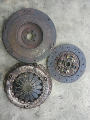 ฟลายวีล+หวีครัช+ผ้าครัช โตโยต้า4A ใส่AE100  111 112 ได้หมด ชุดละ500บาทครับ TEL0890671028อยู่ดอนเมืองครับ