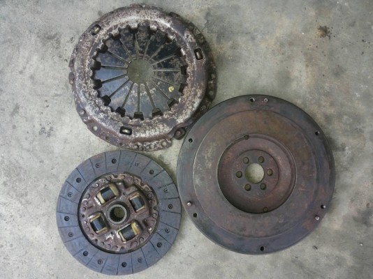 ฟลายวีล+หวีครัช+ผ้าครัช โตโยต้า4A ใส่AE100  111 112 ได้หมด ชุดละ500บาทครับ TEL0890671028อยู่ดอนเมืองครับ