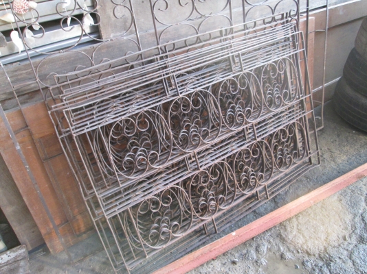 เขาเรียกว่า  เหล็กดัด  สนใจ  พร้อมครับ     081-585-6957