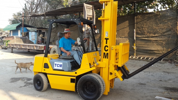 ขายรถยกTCM2.5Tดีเซล..งาเทเสา4เมตร