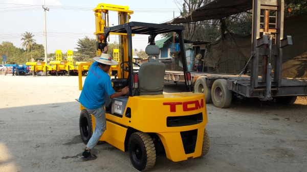 ขายรถยกTCM2.5Tดีเซล..งาเทเสา4เมตร