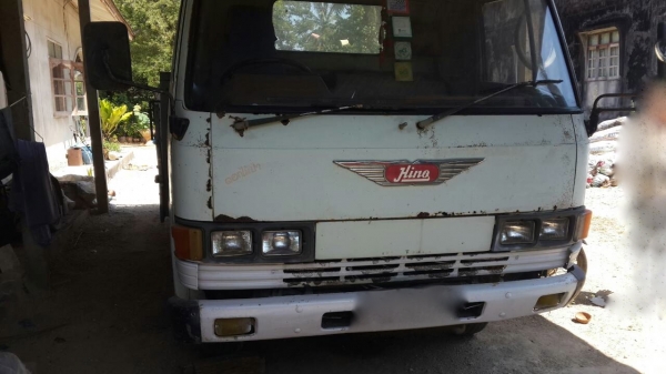 รถฮีโน่ 6 ล้อ KM - 777  115 แรงม้า.  สนใจติดต่อ 081 - 6079515