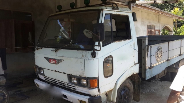 รถฮีโน่ 6 ล้อ KM - 777  115 แรงม้า.  สนใจติดต่อ 081 - 6079515