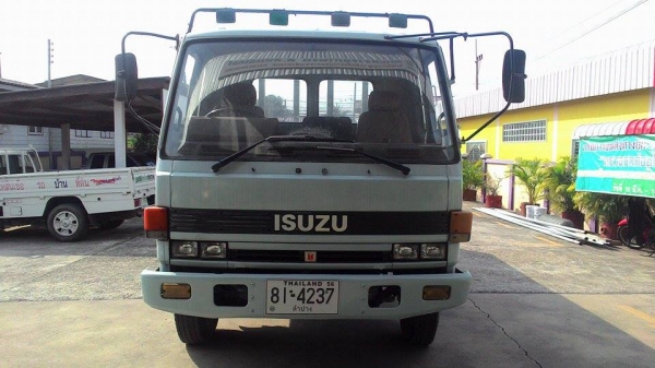 isuzuร็อคกี้ 145 รถบรรทุกหกล้อ
