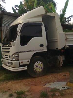 รถอีซูซุ 6 ล้อดั้ม NPR  130 แรงม้า. ปี 51  ( รถวิ่ง 1xx,xxx กว่า กม. )     สนใจติดต่อ 081 - 6079515