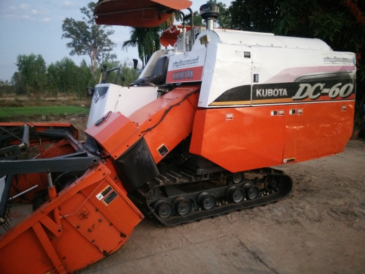 ขายรถเกี่ยวข้าว DC 60  ปี53พร้อมพ่วงลาก ราคา 359,000  บาท