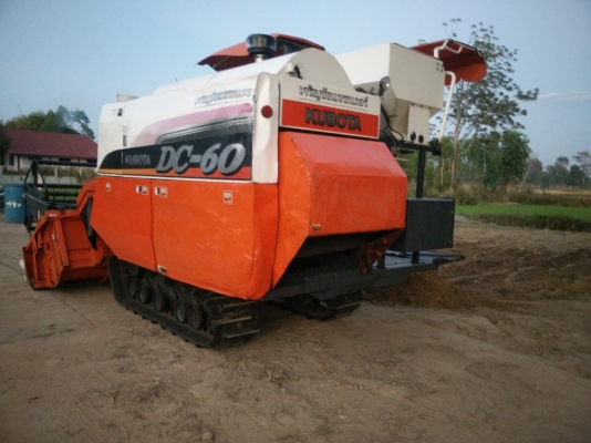 ขายรถเกี่ยวข้าว DC 60  ปี53พร้อมพ่วงลาก ราคา 359,000  บาท