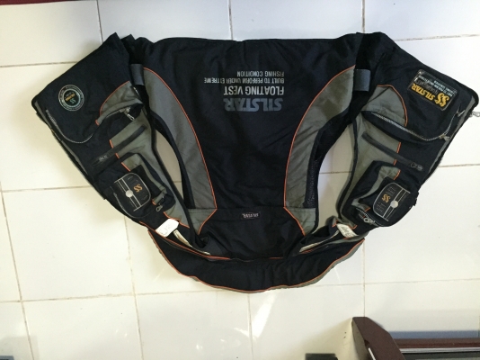 เสื้อตกปลาและเสื้อตกปลาชูชีพ