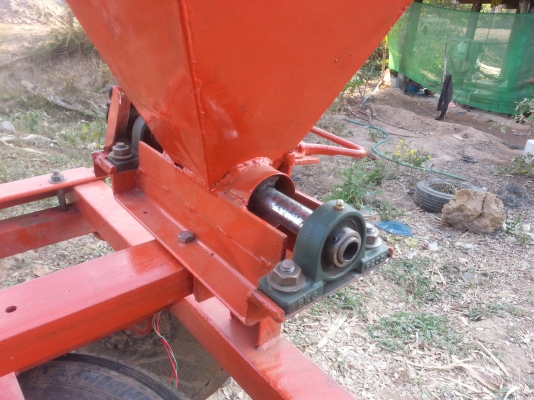 ขายเครื่องหยอดปุ๋ยติดรถไถ8,500 พร้อมส่ง(ลิปเปอร์ ยกร่อง เครื่องหยอด เครื่องปลูก ทำรุ่น) ขายเครื่องหยอดปุ๋ยติดรถไถ8,500 พร้อมส่ง(ลิปเปอร์ ยกร่อง เครื่องหยอด เครื่องปลูก ทำรุ่น)