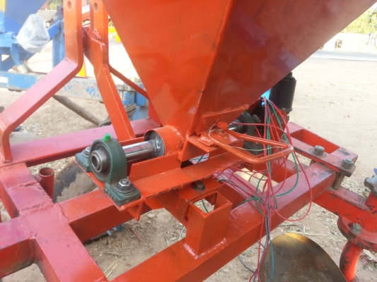 ขายเครื่องหยอดปุ๋ยติดรถไถ8,500 พร้อมส่ง(ลิปเปอร์ ยกร่อง เครื่องหยอด เครื่องปลูก ทำรุ่น) ขายเครื่องหยอดปุ๋ยติดรถไถ8,500 พร้อมส่ง(ลิปเปอร์ ยกร่อง เครื่องหยอด เครื่องปลูก ทำรุ่น)