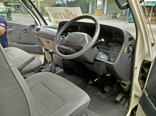 รถตู้หัวจรวดหลังคาเตี้ยเครื่องเบนซิน2RZ2500ฟรีดาวน์