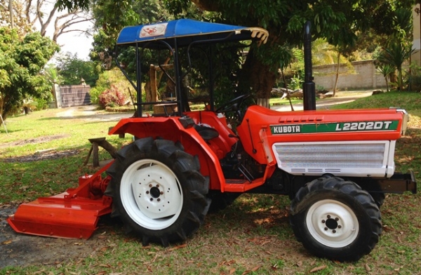 ขายรถไถคูโบต้า L2202DT (4WD) พร้อมผานพรวน 5x22, โรตารี่, ตัดหญ้าของฮุย 120 ซม. รถ 2 เพลา ยางใหม่ 4 เส้น พร้อมใช่้งาน