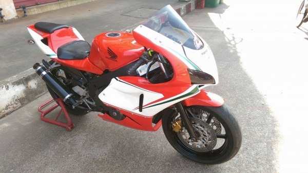 ขายคับ HONDA CBR400 ปี89 แฟริ่งRC212 สีพึงทำมาใหม่ใสๆคับ ระบบไฟออกหมด แบตใหม่ ท่อแต่งเสียงนุ่ม โซ่สเตอเต็ม อินวอยส์ สรรพสามิตร สวยๆเก็บงานเรียบร้อยคับ ราคา 59500 บาท ส่งได้ทั่วไทยคับ สนใจติดต่อ 081-0578282 ไอดีไลน์ POPBIGBIKESAKON คับ สนใจรถสวย ถูก ดี ต้อ