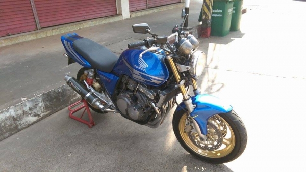 ขายคับ HONDA CB400 ปี93 ของแต่งล้น สีทำใหม่ ท่อแต่ง yoshimura บังโคลนหน้าแต่ง ไฟเลี้ยวแต่ง กันล้ม โซ่สเตอเต็ม แฮนด์บาร์ ยางหน้าหลังเต็ม กระจกแต่ง อินวอยส์ สรรพสามิตร สวยๆ คับ ราคา 59500 บาท ส่งได้ทั่วไทยคับ สนใจติดต่อ 081-0578282 ไอดีไลน์ POPBIGBIKESAKON