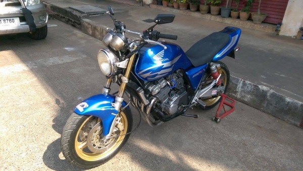 ขายคับ HONDA CB400 ปี93 ของแต่งล้น สีทำใหม่ ท่อแต่ง yoshimura บังโคลนหน้าแต่ง ไฟเลี้ยวแต่ง กันล้ม โซ่สเตอเต็ม แฮนด์บาร์ ยางหน้าหลังเต็ม กระจกแต่ง อินวอยส์ สรรพสามิตร สวยๆ คับ ราคา 59500 บาท ส่งได้ทั่วไทยคับ สนใจติดต่อ 081-0578282 ไอดีไลน์ POPBIGBIKESAKON