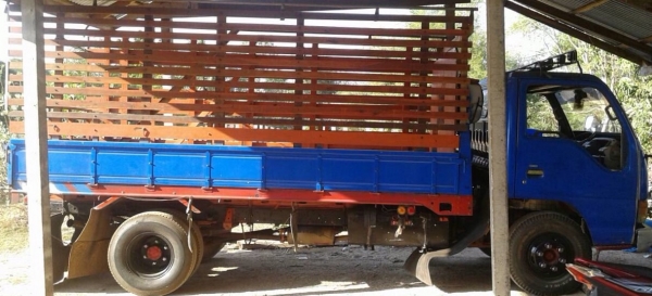 ISUZU NPR 120 HP 4HF1 หกล้อบรรทุก กระบะเหล็กคอกไม้ความยาว 4.30 เมตรสภาพสวย เครื่องแห้งดีไม่มีเยิ้ม ภายในเก๋งคอนโซลสวยครบ พวงมาลัยเพาเวอร์ ช่วงล่างใหญ่คัชซีไม่มีแตกไม่มีบวม คานหน้าเฟืองท้ายใหญ่ 6 น็อต ยาง 8.25 ขอบ 16 เอกสารเล่มทะเบียน ราคาต่อรองได้ครับ