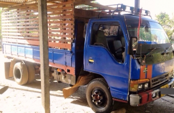 ISUZU NPR 120 HP 4HF1 หกล้อบรรทุก กระบะเหล็กคอกไม้ความยาว 4.30 เมตรสภาพสวย เครื่องแห้งดีไม่มีเยิ้ม ภายในเก๋งคอนโซลสวยครบ พวงมาลัยเพาเวอร์ ช่วงล่างใหญ่คัชซีไม่มีแตกไม่มีบวม คานหน้าเฟืองท้ายใหญ่ 6 น็อต ยาง 8.25 ขอบ 16 เอกสารเล่มทะเบียน ราคาต่อรองได้ครับ
