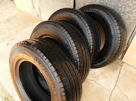 ยางรถกระบะขอบ15 มิชลิน215-70-R15ลงพื้นปี13(4เส้น3,600บ)ดอกหนามาก90\% ยางรถกระบะขอบ15 มิชลิน215-70-R15ลงพื้นปี13(4เส้น3,600บ)ดอกหนามาก90\%