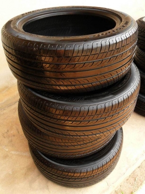 ยางขอบ17 ขนาด215-50 R17ลงพื้นปี14(4เส้น3,400บ)ดอกหนามาก90\% ยางขอบ17 ขนาด215-50 R17ลงพื้นปี14(4เส้น3,400บ)ดอกหนามาก90\%