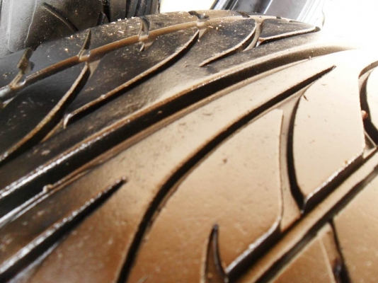 ยางดันล็อป215-60-R16ลงพื้นกลางปี13(4เส้น2,600บ)ดอกหนามาก80\% ยางดันล็อป215-60-R16ลงพื้นกลางปี13(4เส้น2,600บ)ดอกหนามาก80\%