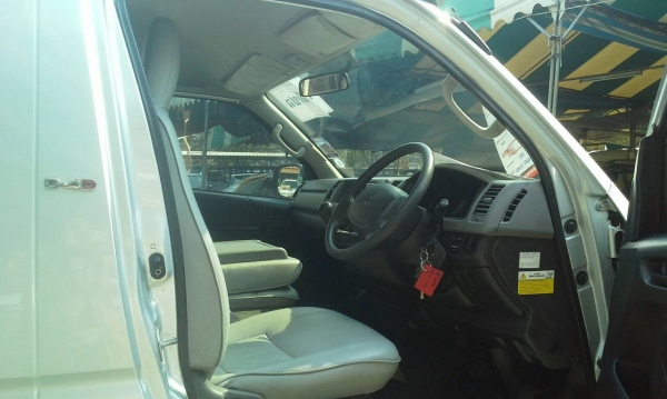 ขายรถตู้ TOYOTA COMMUTER 4D4 ปี 2010 เกียร์ ธรรมดา ราคา 759,000 บาท โทรติดต่อตันหยงค่ะ. 0922726669