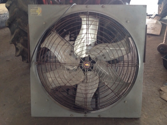 พัดลมใช้ในฟาร์ม มอเตอร์ครึ่งแรง สภาพดีใช้งานน้อยทุกตัว สนใจโทรสอบถาม 092-5192499 คุณสวน