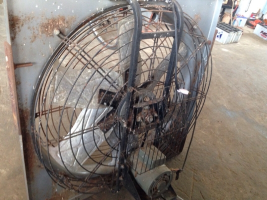 พัดลมใช้ในฟาร์ม มอเตอร์ครึ่งแรง สภาพดีใช้งานน้อยทุกตัว สนใจโทรสอบถาม 092-5192499 คุณสวน