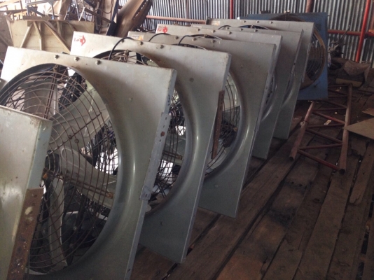 พัดลมใช้ในฟาร์ม มอเตอร์ครึ่งแรง สภาพดีใช้งานน้อยทุกตัว สนใจโทรสอบถาม 092-5192499 คุณสวน