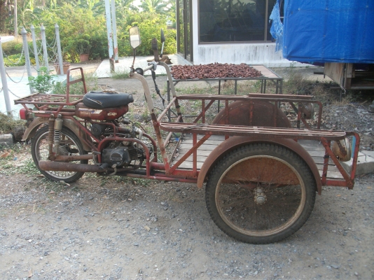 มอเตอร์ไซค์ สามล้อแดง