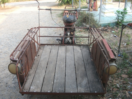 มอเตอร์ไซค์ สามล้อแดง