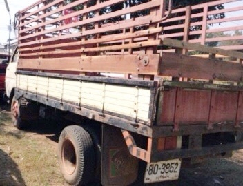 TOYOTA DYNA BU30 - 85 HP 11B หกล้อบรรทุก กระบะเหล็กคอกไม้ความยาว 4.20 เมตรสภาพดีสุดๆพร้อมบรรทุกได้เลย เครื่องยนต์เดิมๆแรงดีไม่เยิ้ม เกียร์ยาวเข้าง่ายไม่มีหลุด ภายในเก๋งไม่ผุคอนโซลอยู่ครบ พวงมาลัยธรรมดา ช่วงล่างคัชซีไม่บวม ยางสภาพดี 60\% พร้อมใช้งาน เอกสารท