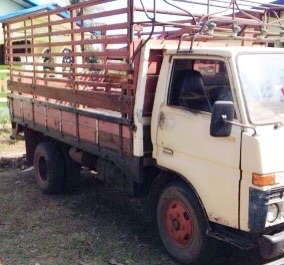 TOYOTA DYNA BU30 - 85 HP 11B หกล้อบรรทุก กระบะเหล็กคอกไม้ความยาว 4.20 เมตรสภาพดีสุดๆพร้อมบรรทุกได้เลย เครื่องยนต์เดิมๆแรงดีไม่เยิ้ม เกียร์ยาวเข้าง่ายไม่มีหลุด ภายในเก๋งไม่ผุคอนโซลอยู่ครบ พวงมาลัยธรรมดา ช่วงล่างคัชซีไม่บวม ยางสภาพดี 60\% พร้อมใช้งาน เอกสารท