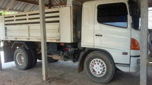 รถฮีโน่ 6 ล้อดั้ม  FC8J  220 แรงม้า. ปี 53  สนใจติดต่อ 081 - 6079515