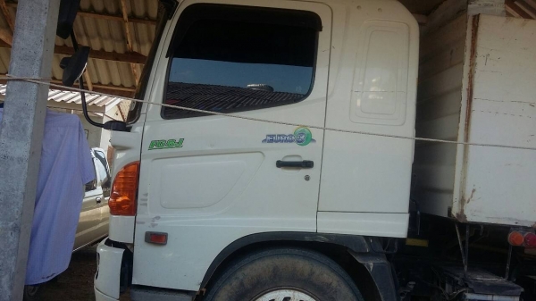 รถฮีโน่ 6 ล้อดั้ม  FC8J  220 แรงม้า. ปี 53  สนใจติดต่อ 081 - 6079515