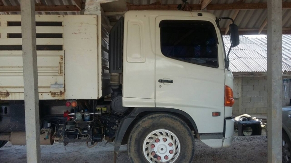 รถฮีโน่ 6 ล้อดั้ม  FC8J  220 แรงม้า. ปี 53  สนใจติดต่อ 081 - 6079515