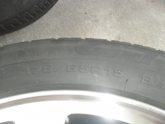 ล้อแม็ก 15นิ้ว 4รู114 พร้อมยาง สวยๆ 4 ล้อ ราคา 3000 บาท