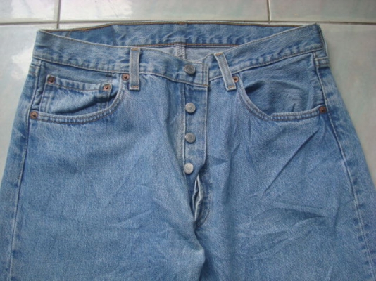 รหัส0695 ยีนส์Levi's 501 ผ้าทราย ของแท้ มือสอง เอว 34 ยาว 29 made in usa